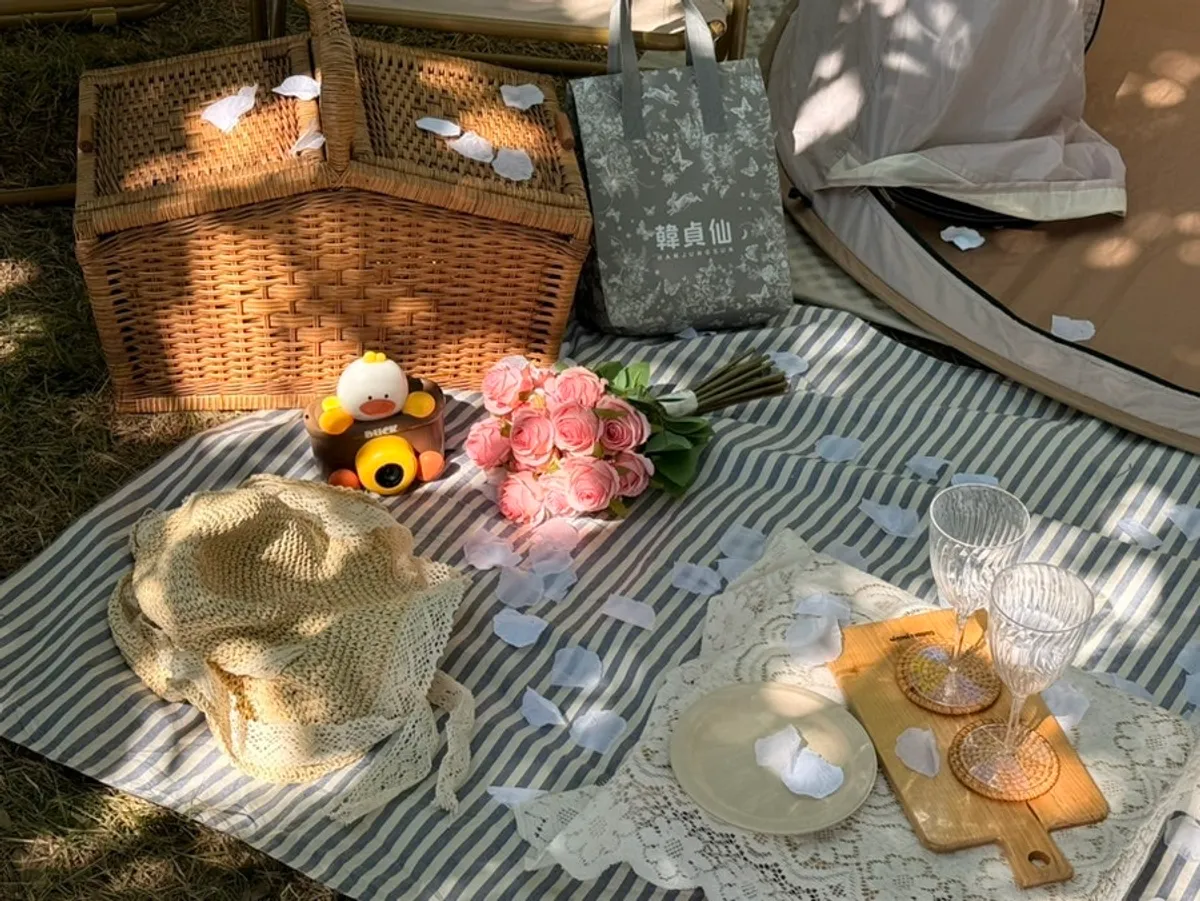 Tent picnic set up under a tree at Mangwon Han River Park