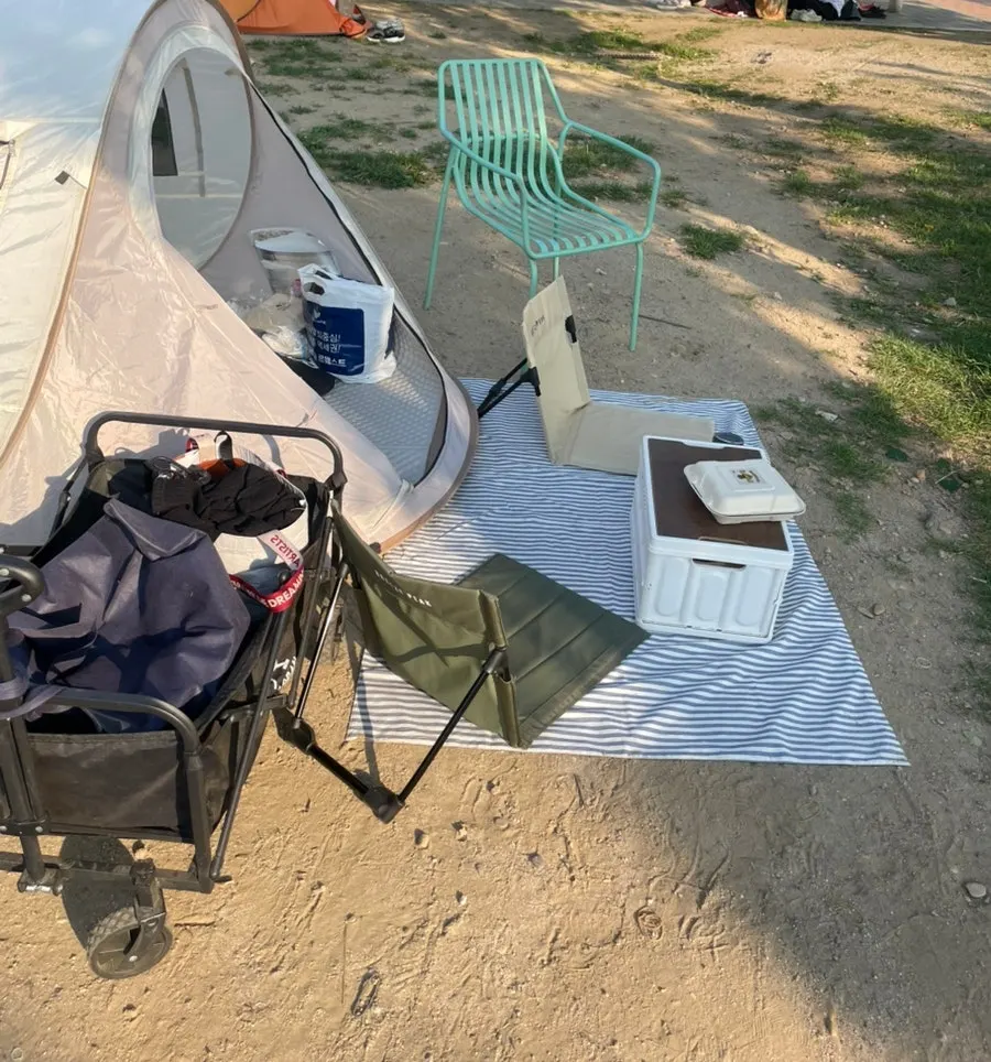 Storage-friendly box table and Han River ramyeon
