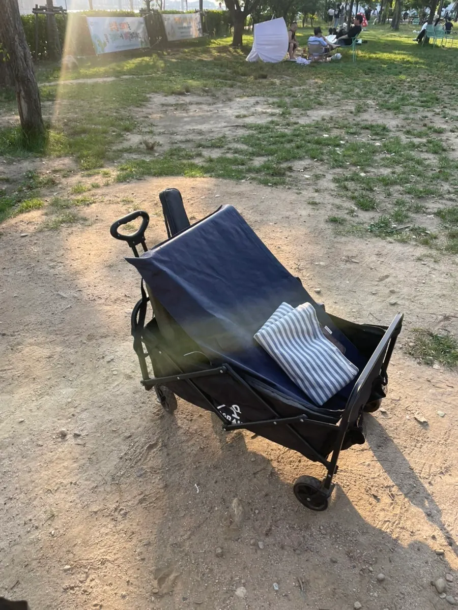 Closing and folding up the one-touch tent on three sides
