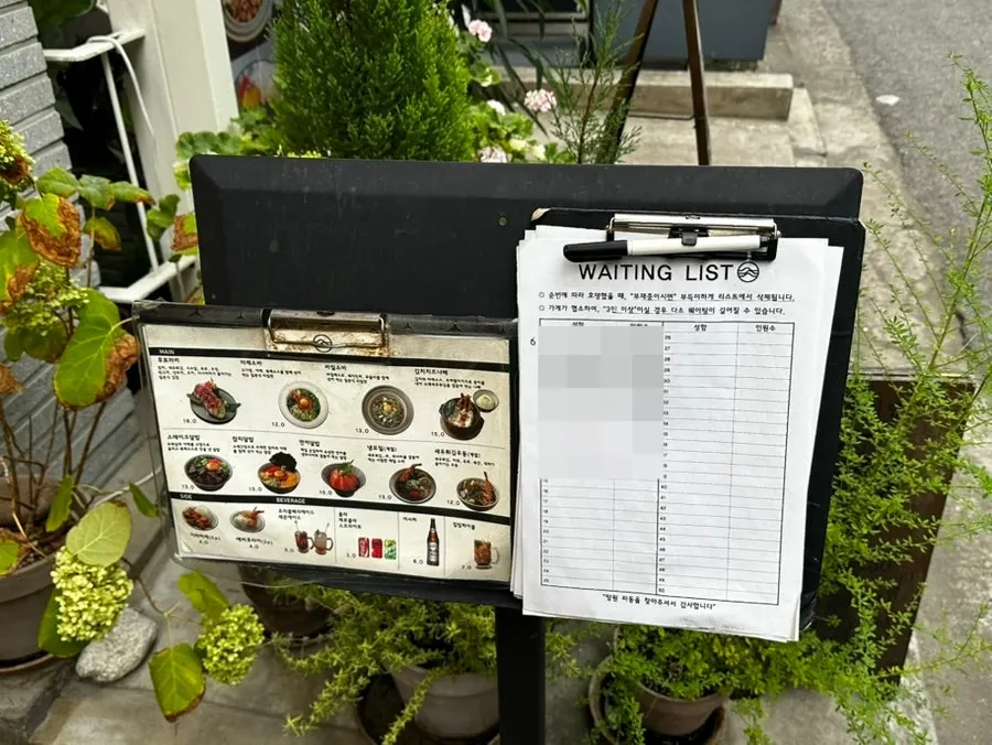 Menu board and waiting list at Padong's entrance
