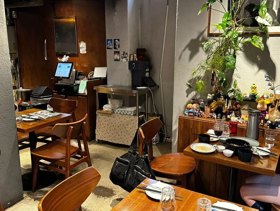 Padong's interior, mostly two-person tables