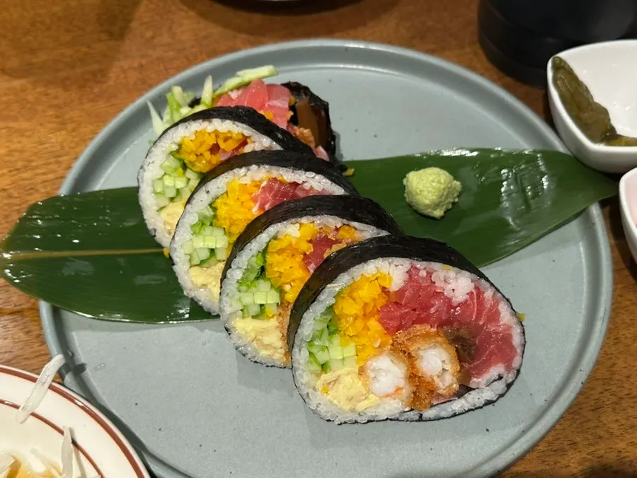 Padong's futomaki, cut into thick pieces