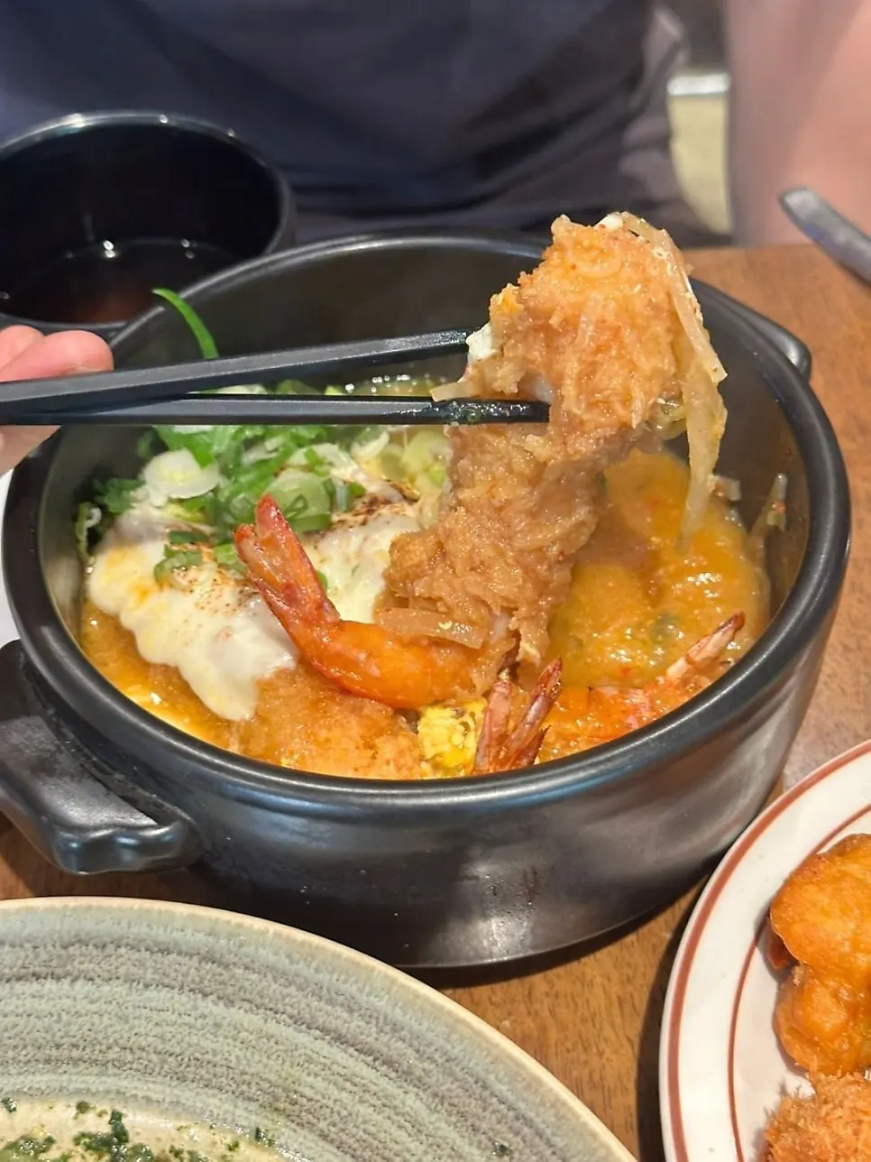 새우튀김이 올라간 김치치즈나베