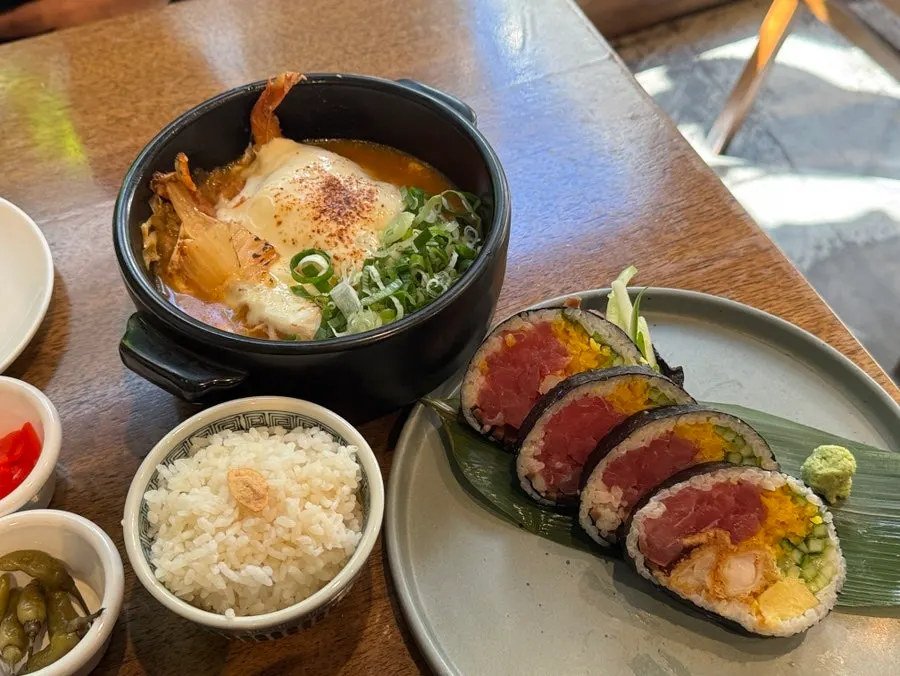 장국과 반찬이 함께 차려진 파동 상차림