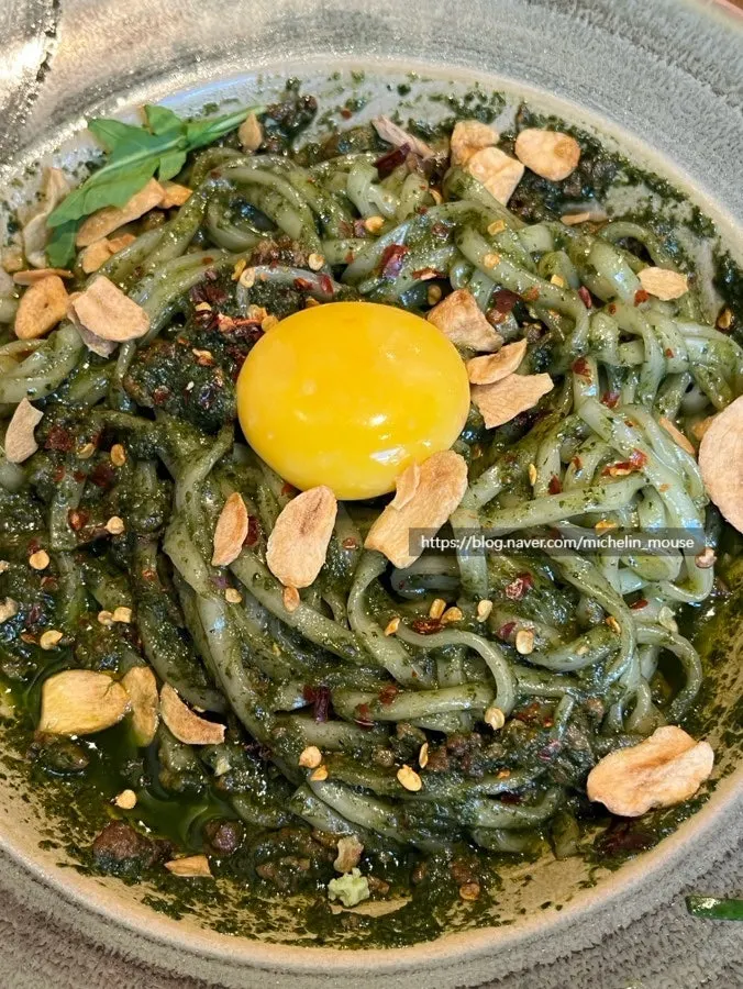 마늘 칩과 크러쉬드 페퍼가 보이는 바질소바