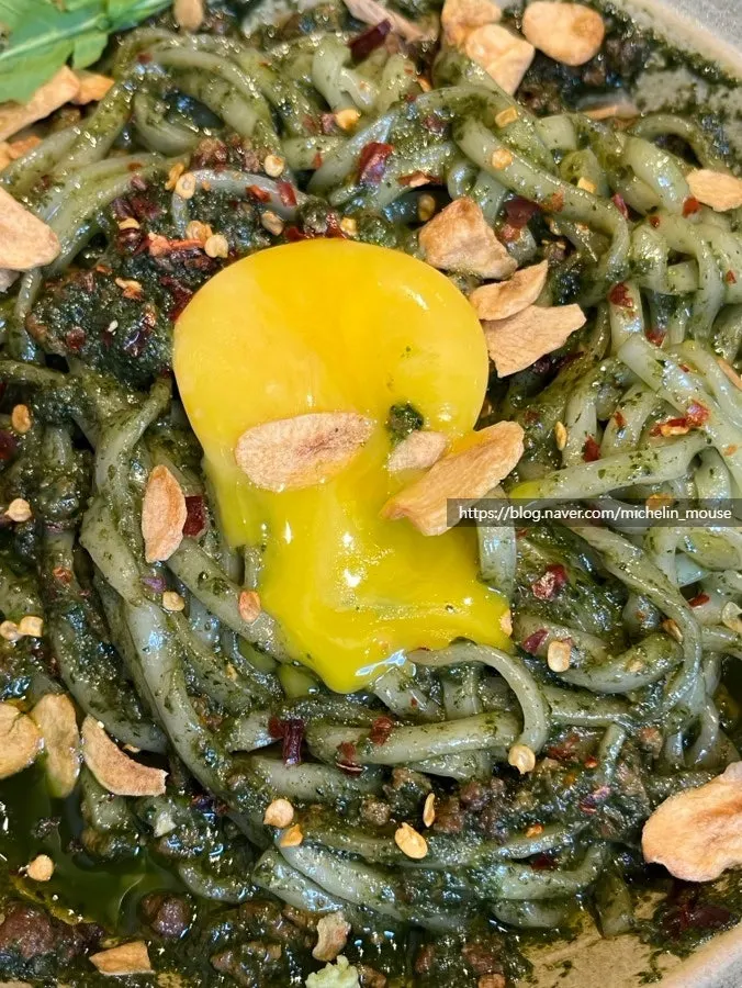 바질 잎을 치운 바질소바 위 노른자
