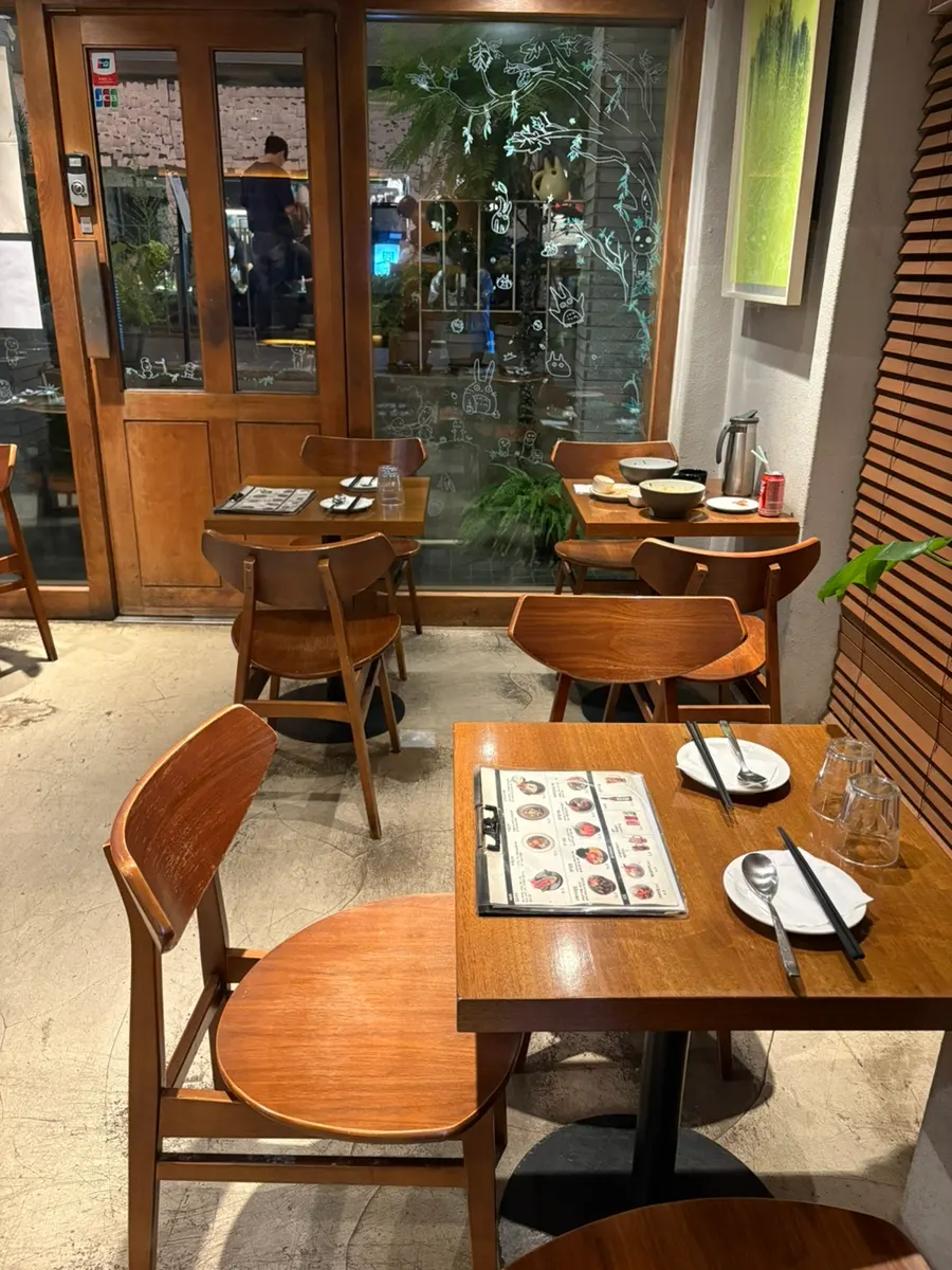 2인석 테이블로 채운 파동 매장 내부