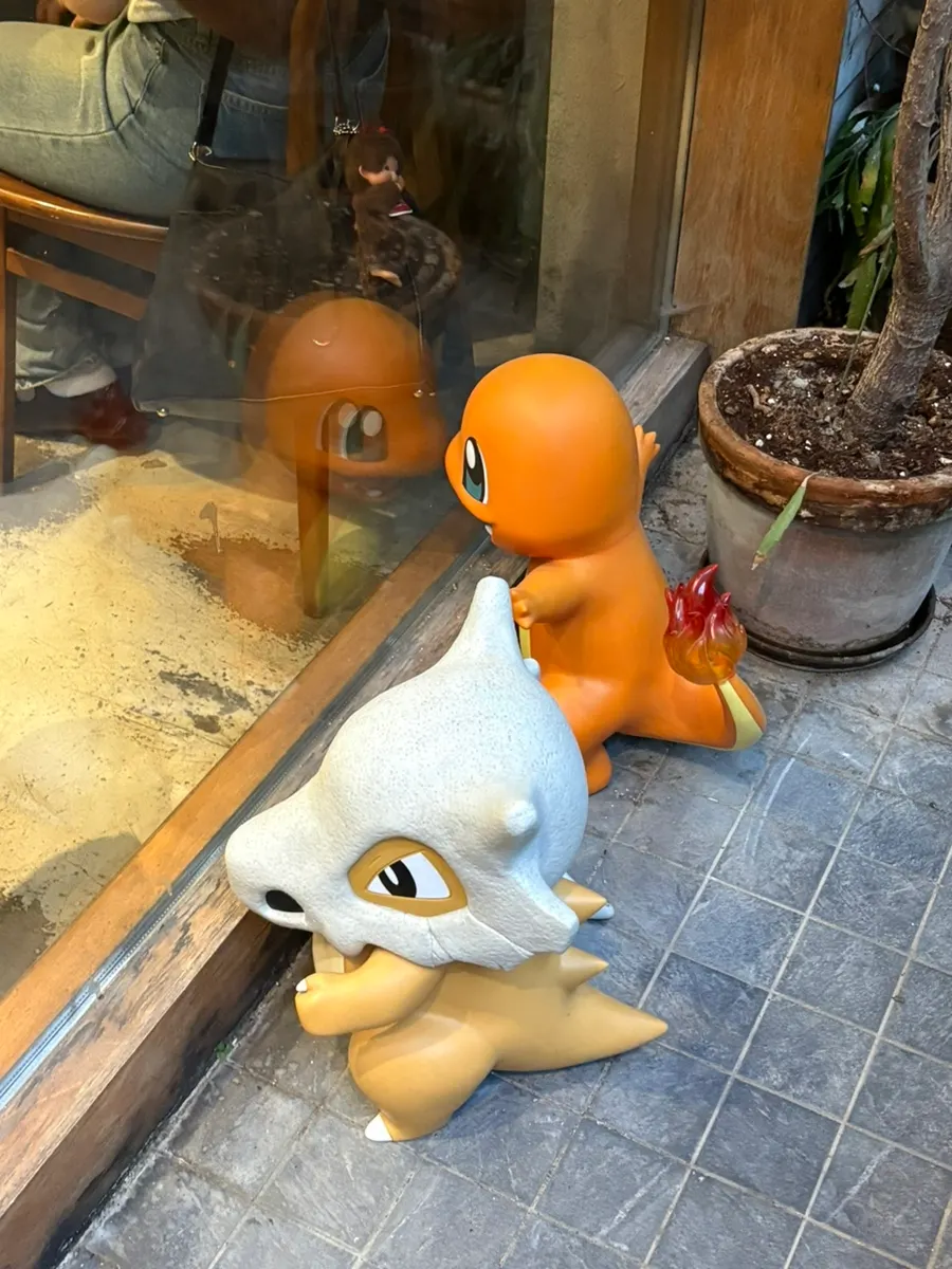 파동 선반에 진열된 캐릭터 피규어