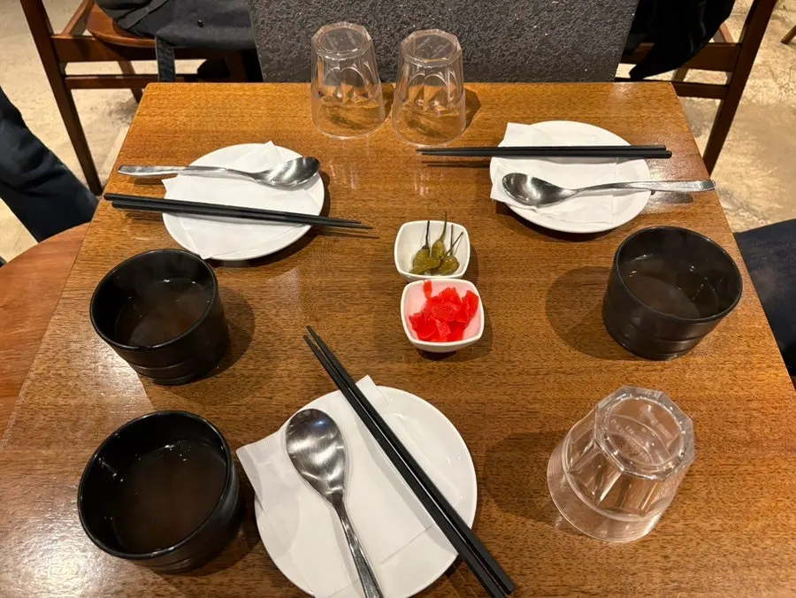 파동 기본찬 고추 장아찌와 단무지