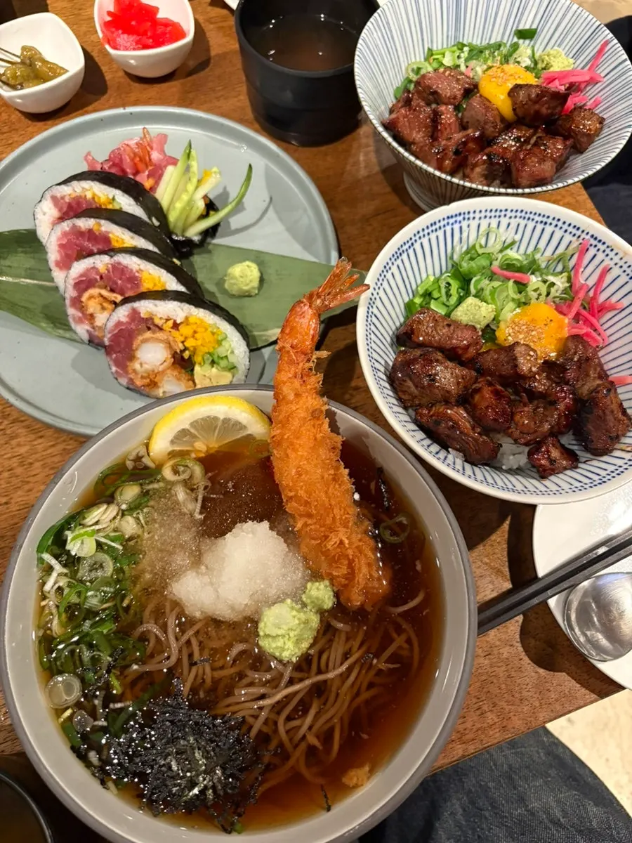 파동 테이블에 차려진 주문 메뉴 전체