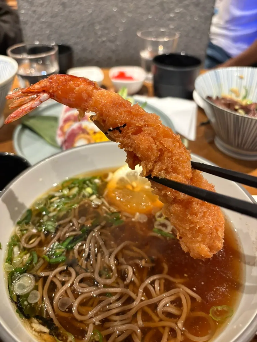 살얼음 뜬 냉모밀 육수와 간 무, 김가루