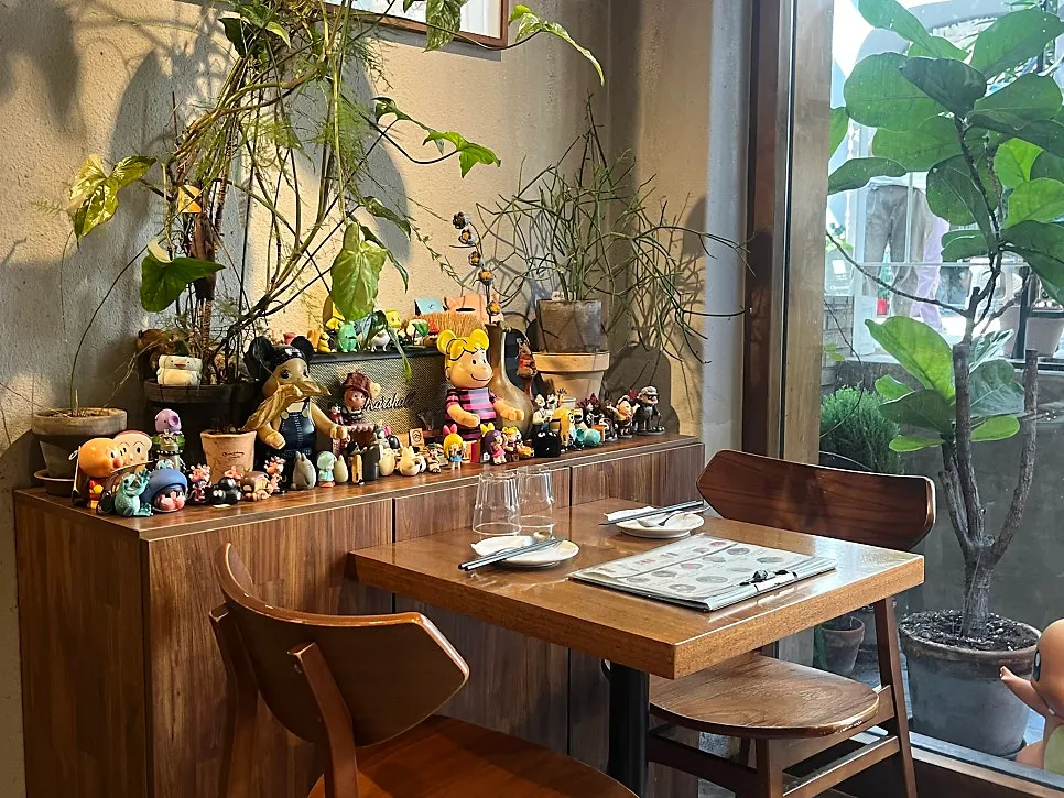 Padong's wood-toned dining room with open kitchen
