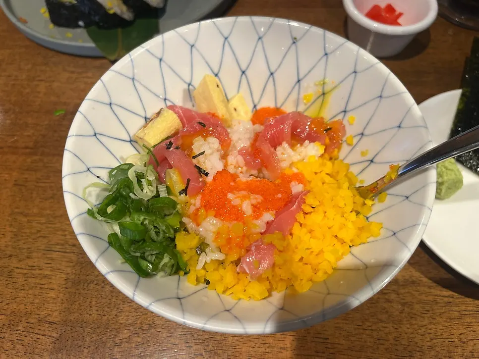 Mixing the ingredients of the tuna rice bowl