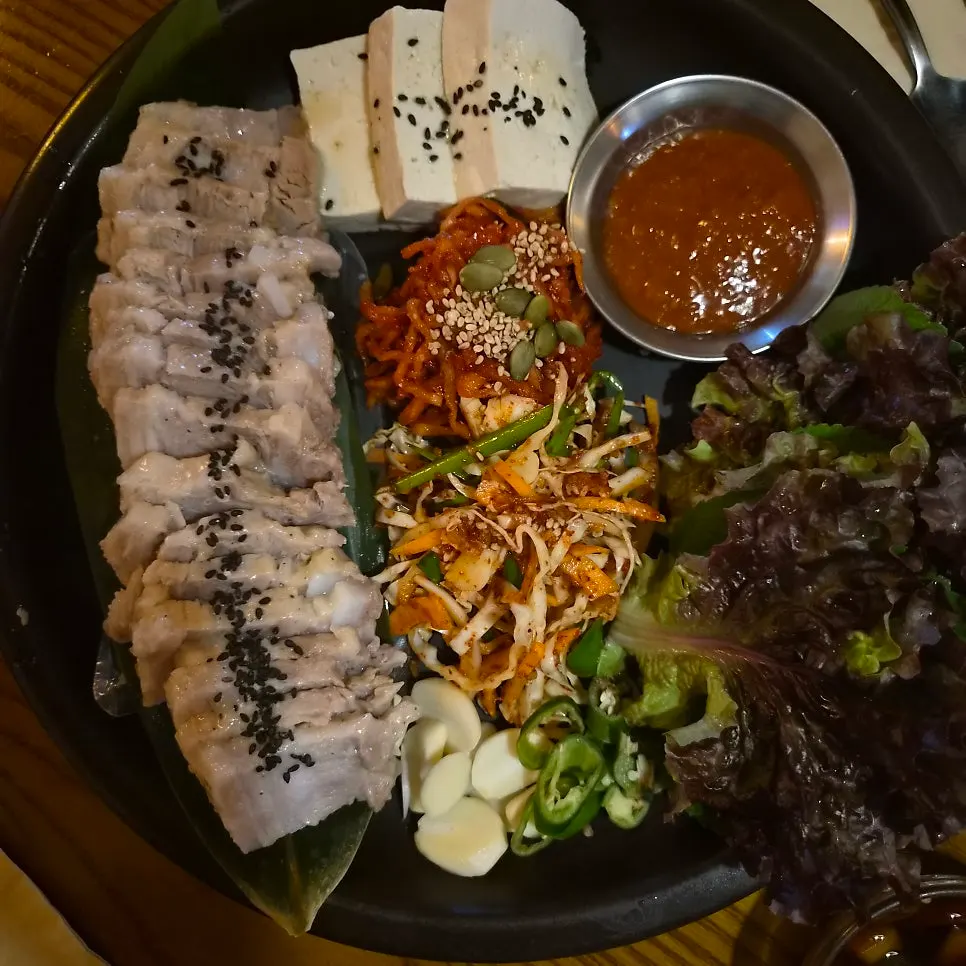 A medium-size serving of Jeongju Bossam at Jeongju Ilga