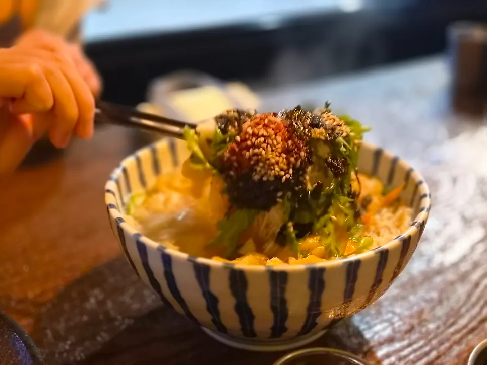 Yukhoe and jangchi guksu placed together on the table