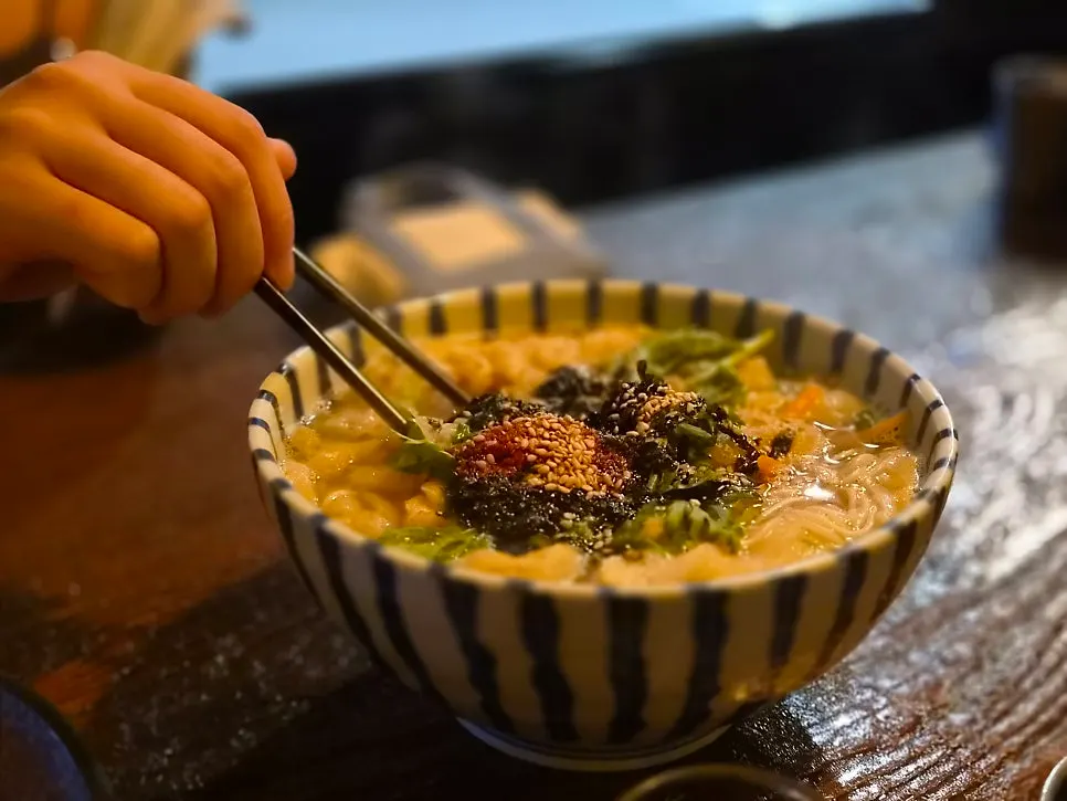 Lifting noodles from the jangchi guksu