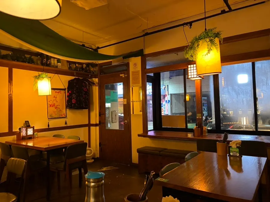 ほのかな照明のチョンジュイルガの店内席