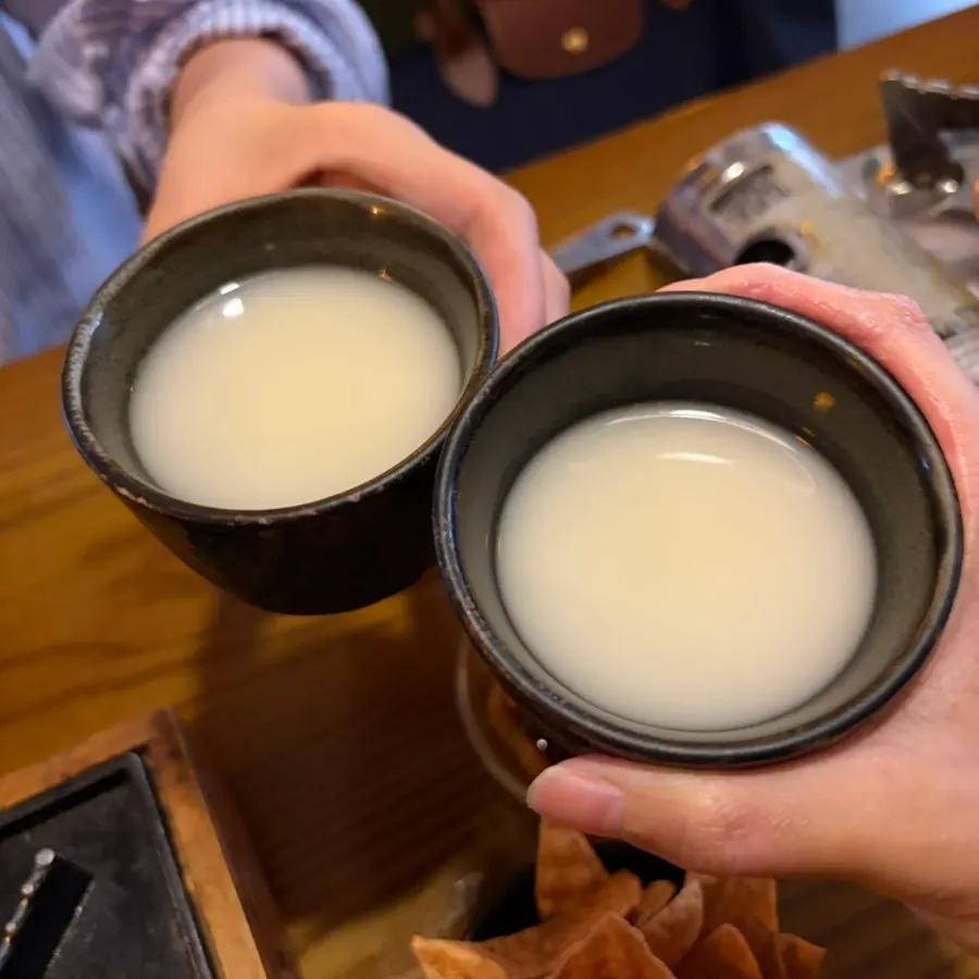 取り皿に分けたチャドル味噌鍋と豆腐