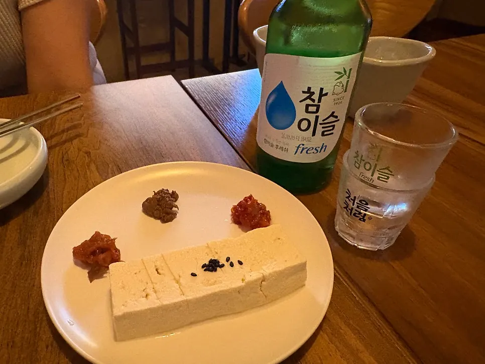 두부에 곁들여 나온 강된장과 볶음김치, 젓갈