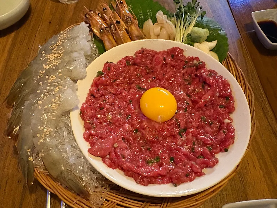 바구니에 담겨 나온 한우 육회와 생새우 회