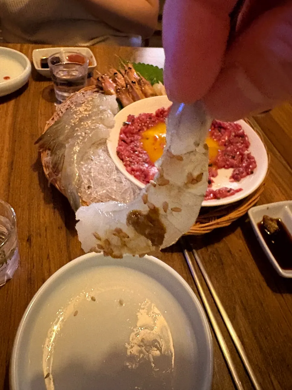 꼬리를 잡고 간장 와사비에 찍은 생새우