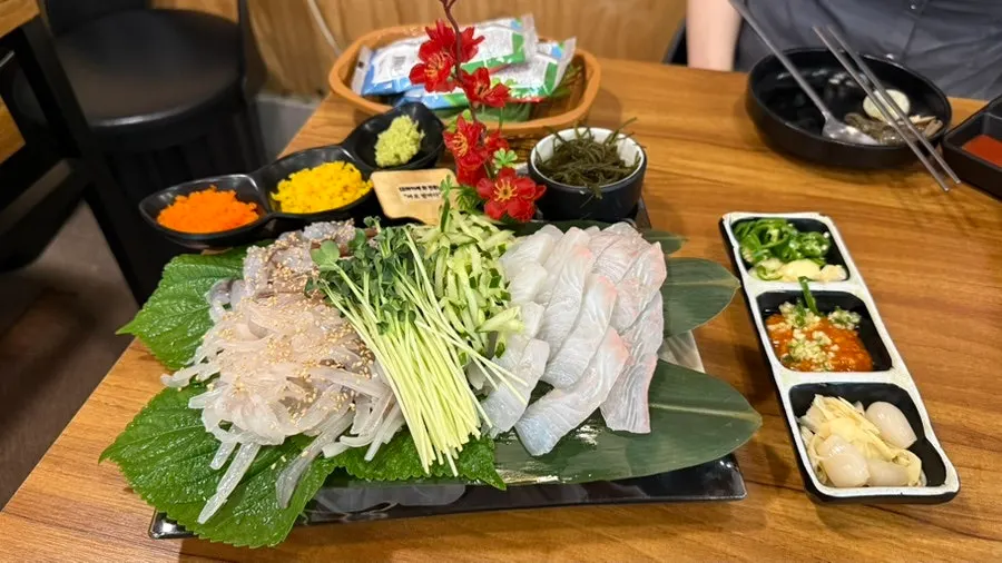 Plated live squid and flounder sashimi set
