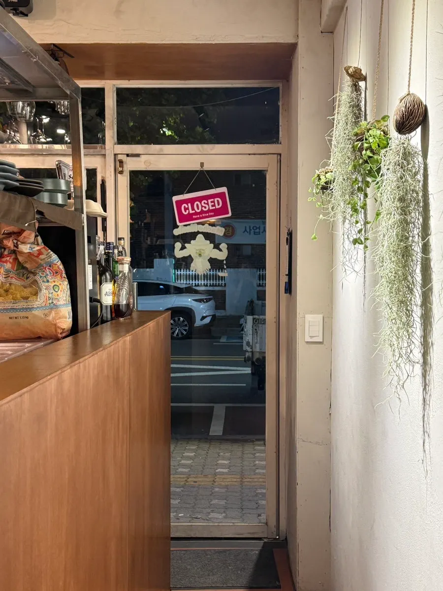 Short hallway leading into Macho Nacho's interior