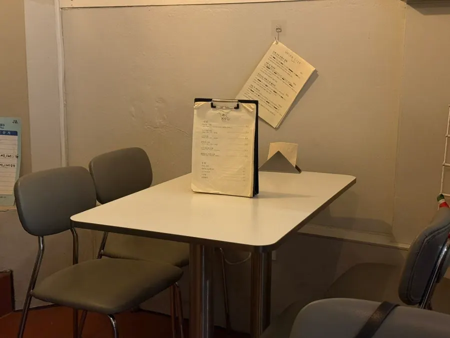 Macho Nacho's hall with 2- and 4-person tables