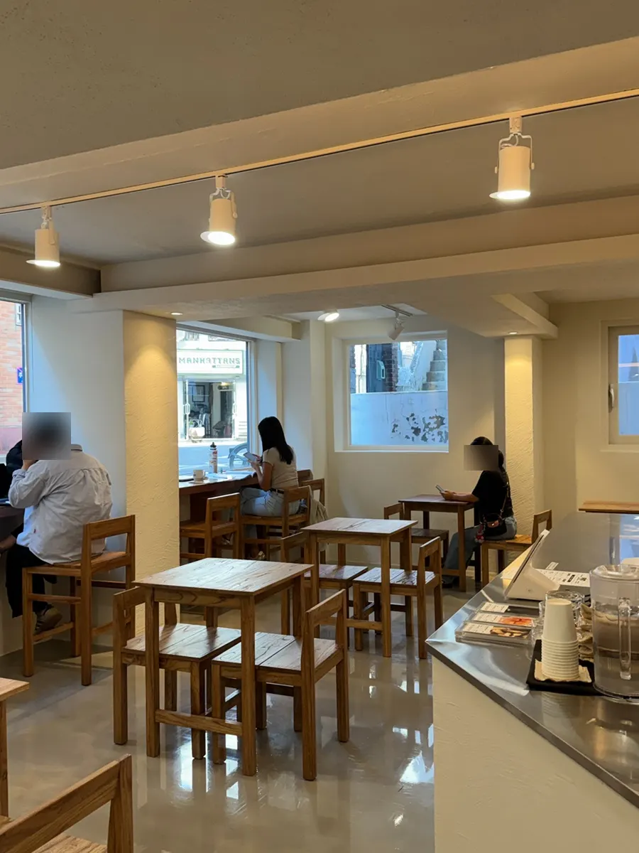 픽트로스터리 망원점 반지하 매장 전경