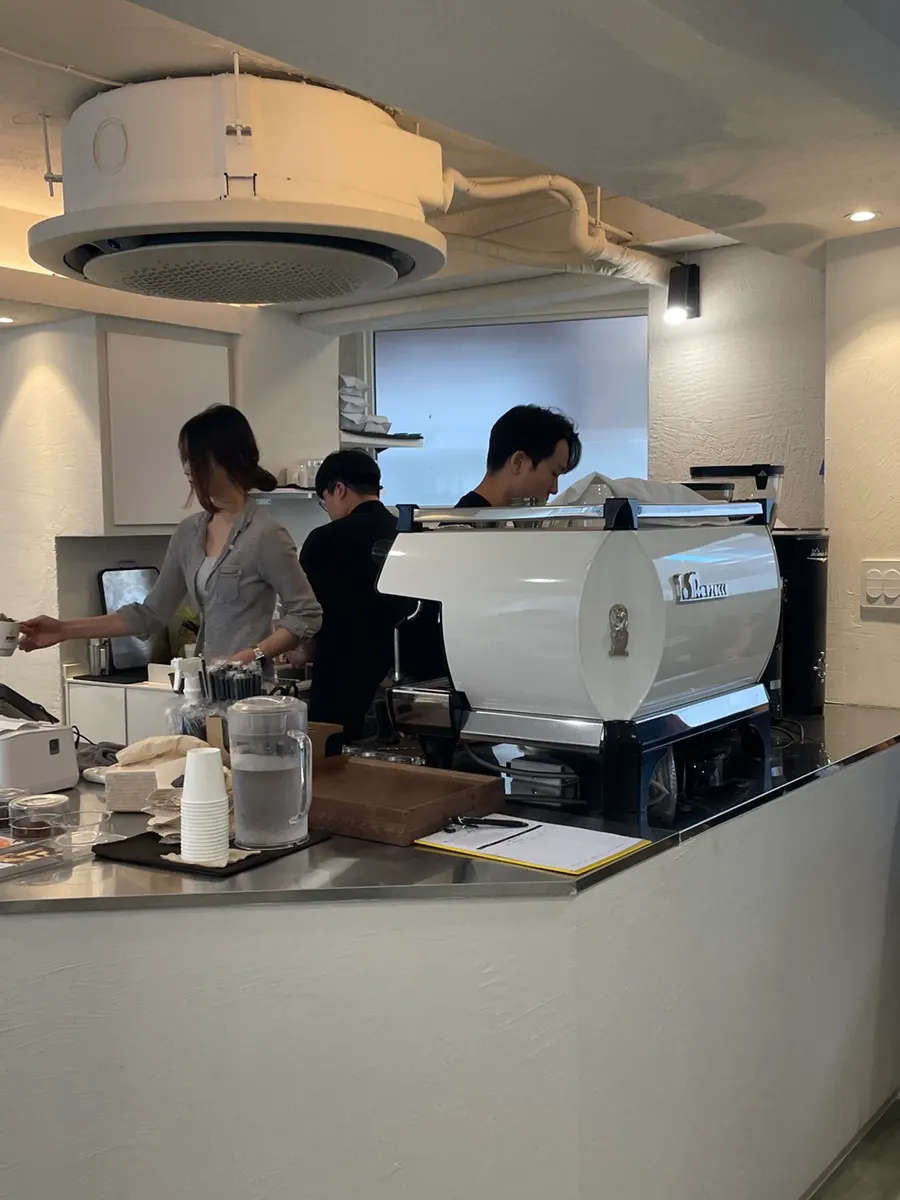 픽트로스터리 지하 입구 문