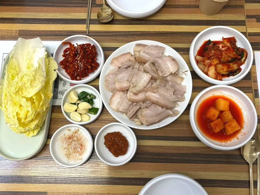 평이담백 뼈칼국수 본점 수육과 칼국수 상차림