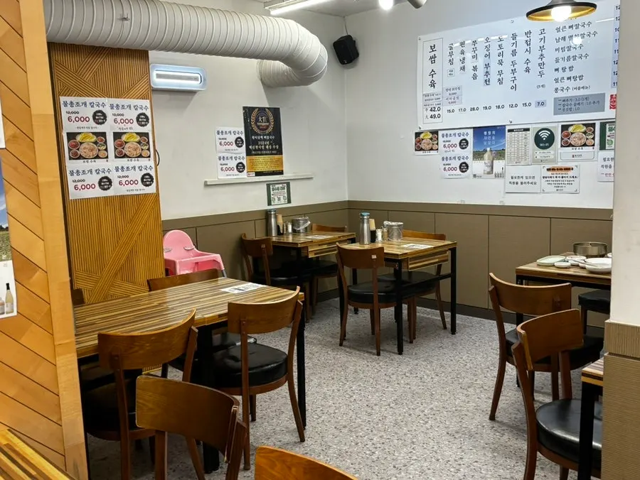 여유 있게 배치된 매장 테이블 전경