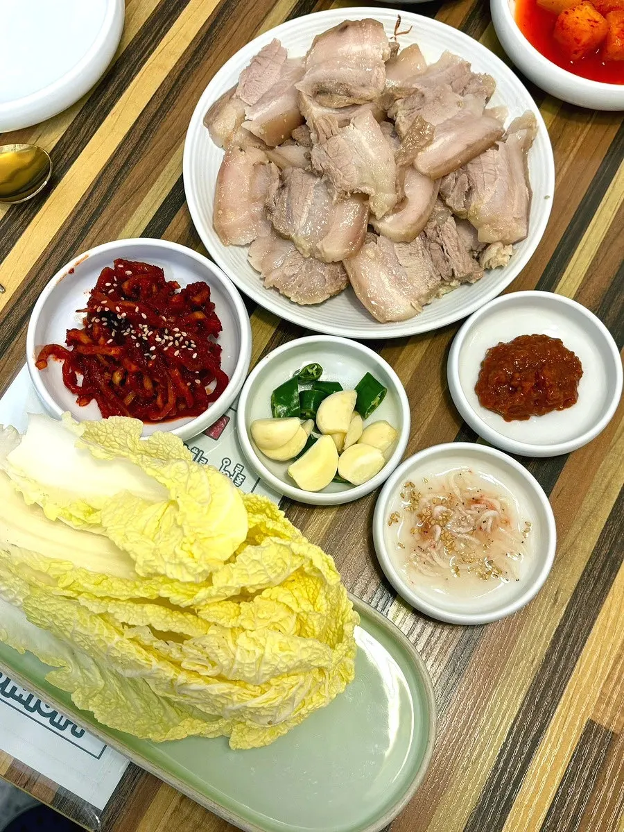 수육 중과 멸치칼국수 한상 차림