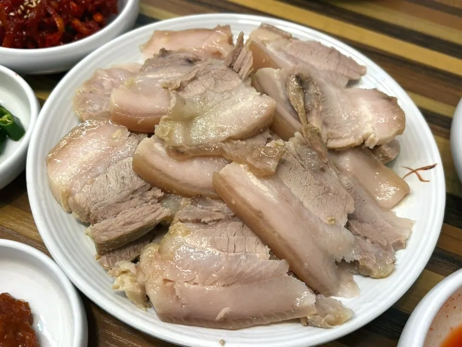 테이블에 차려진 수육과 반찬들