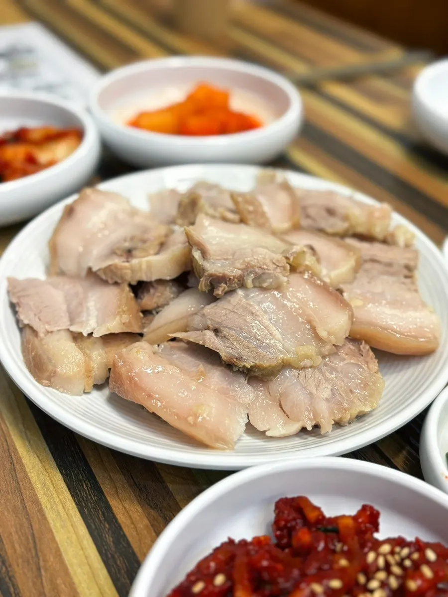 도톰하게 썰린 오겹살 수육 접시