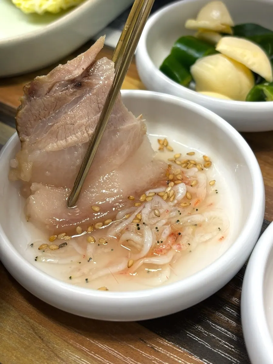 보쌈김치와 무생채 곁들임 반찬