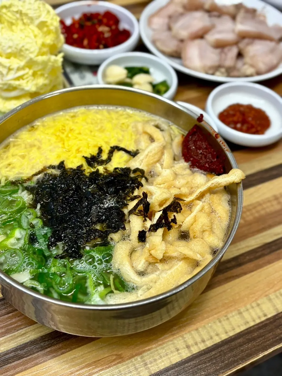 고명이 올라간 멸치칼국수 한 그릇
