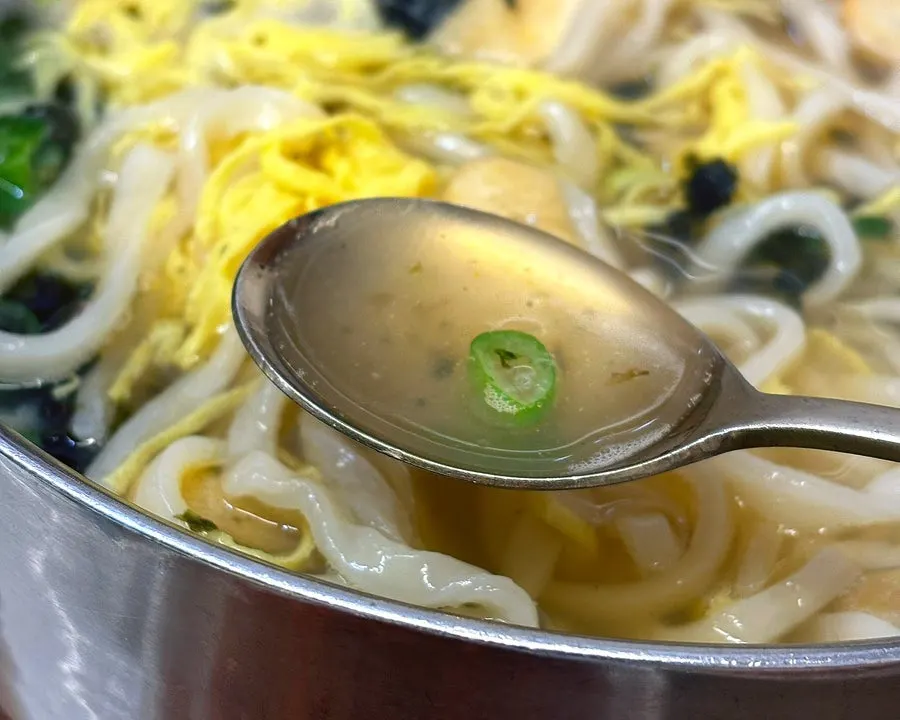 멸치 육수 칼국수 국물 클로즈업