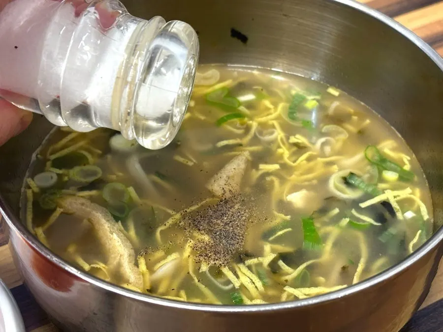 테이블에 놓인 소금 후추 기본 양념