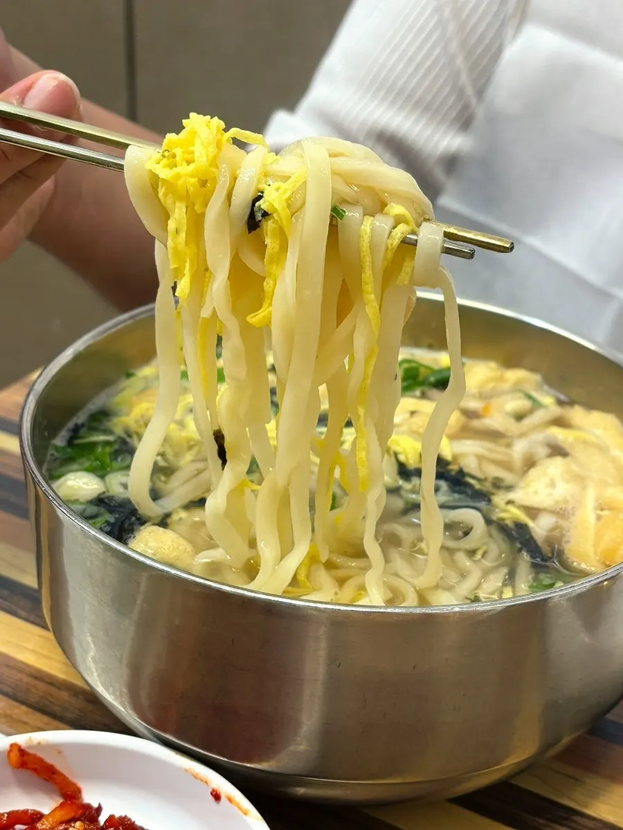 젓가락으로 들어올린 쫄깃한 칼국수 면