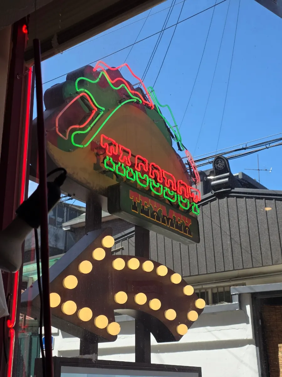 토마토 살사를 올린 엔칠라다
