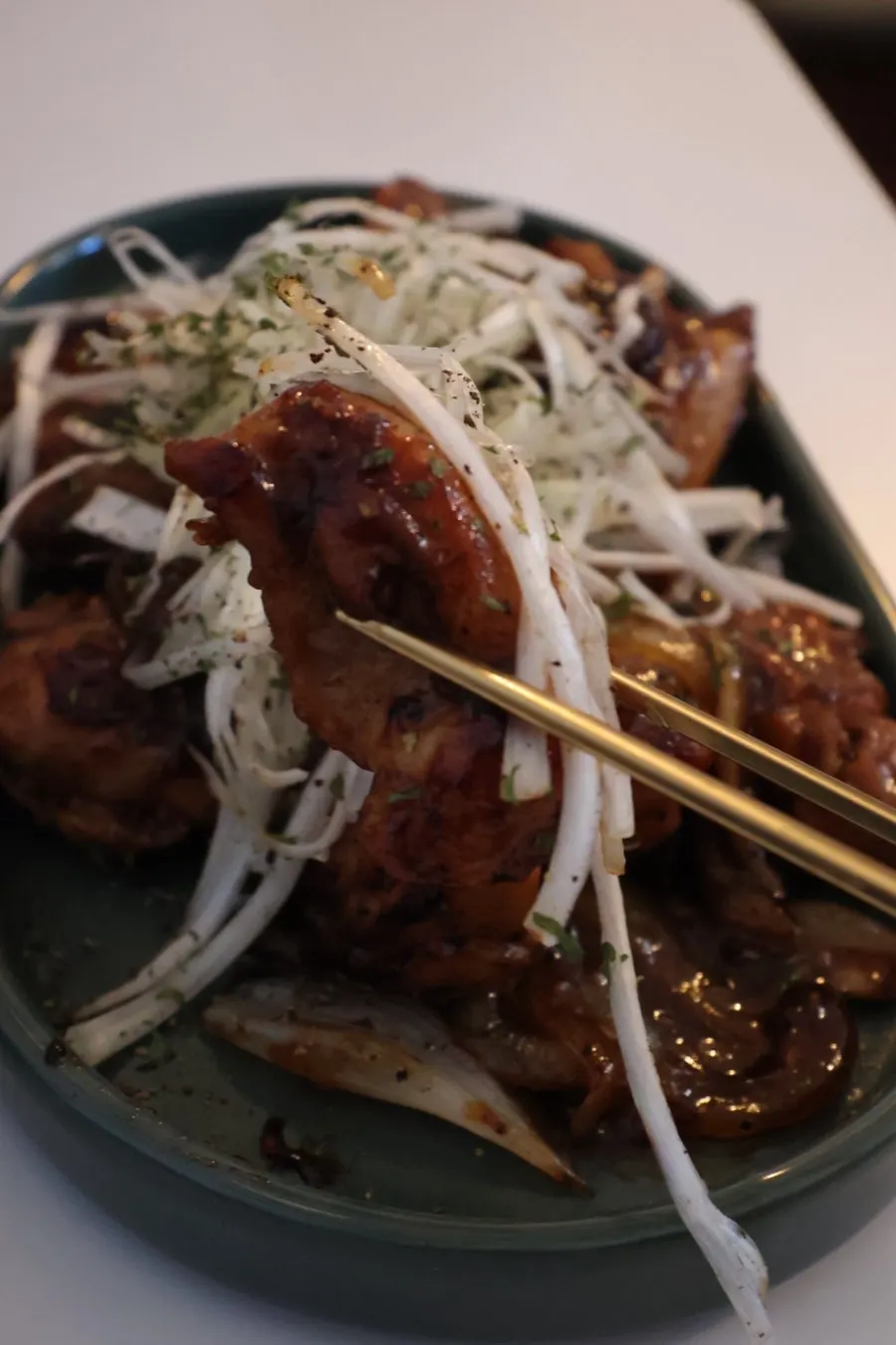 나초와 닭구이를 함께 차린 테이블