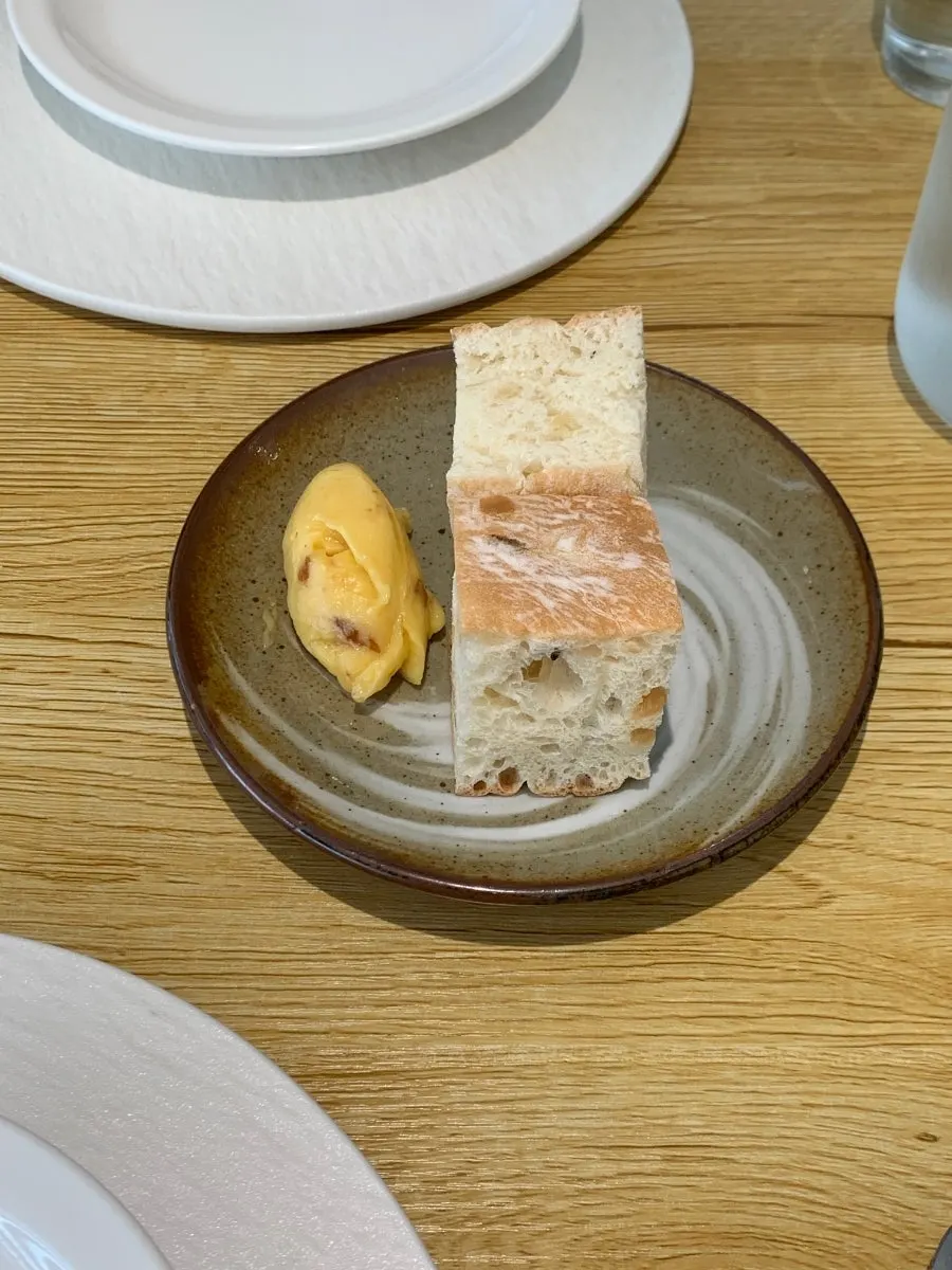 노주 코스 첫 메뉴 포카치아