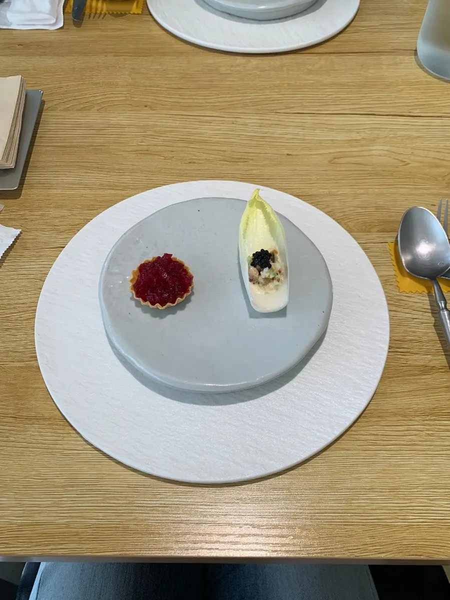 캐비어 올린 비트 아뮤즈부쉬 한입 요리
