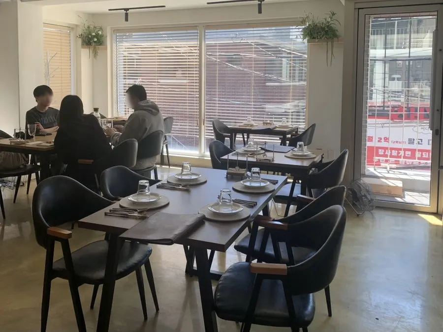 햇살 드는 노주 2층 홀과 테이블