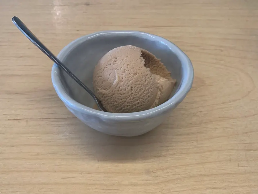 토마토와 컬리플라워가 담긴 곁들임 콘토르노