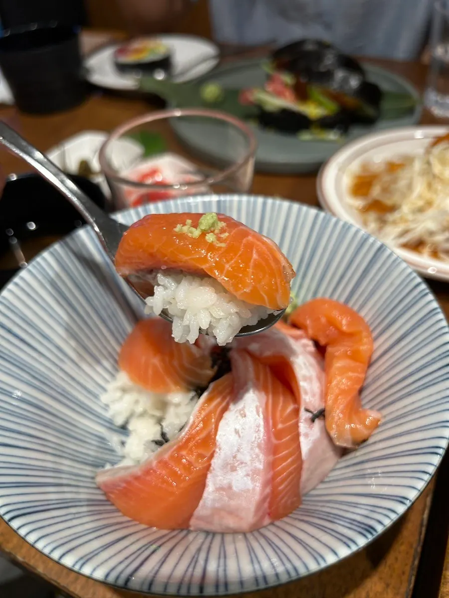밥 위에 올린 연어와 와사비