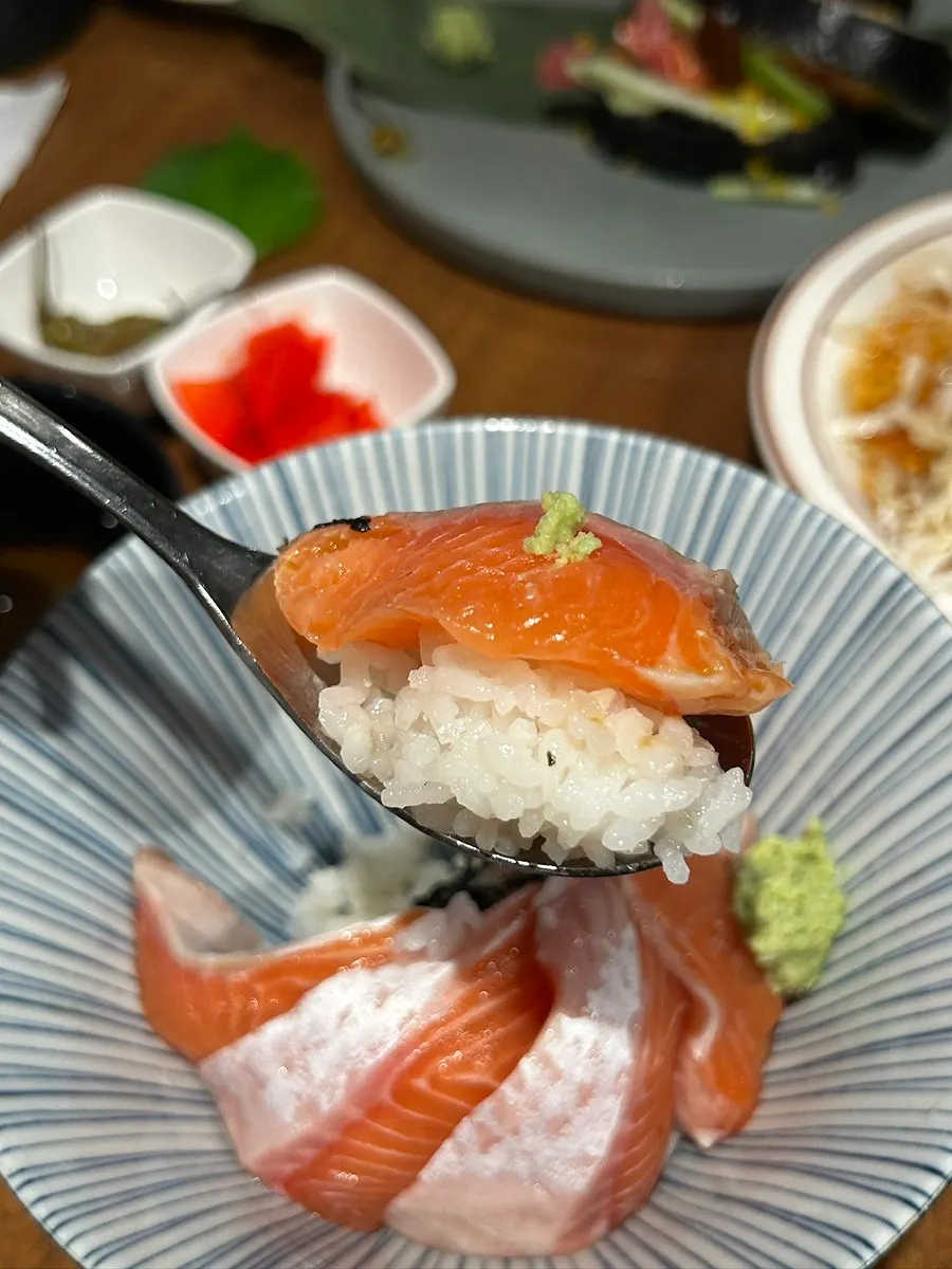탱탱한 연어덮밥 마무리 컷