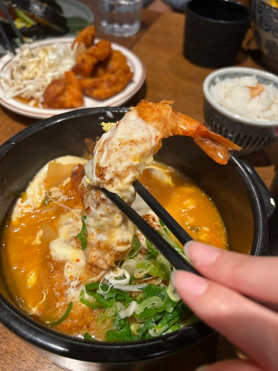 새우튀김이 올라간 김치치즈나베