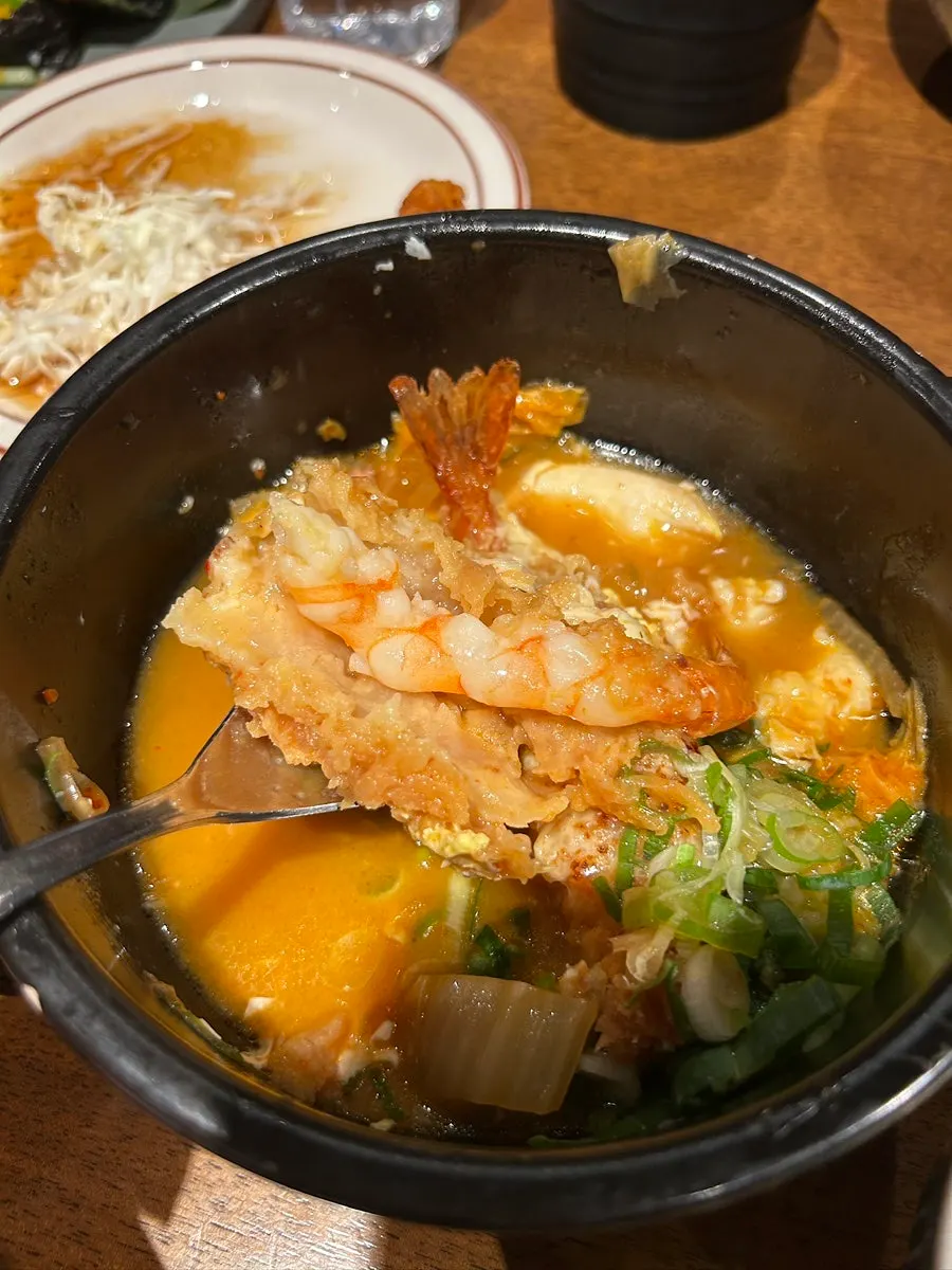 치즈와 계란이 든 나베 속